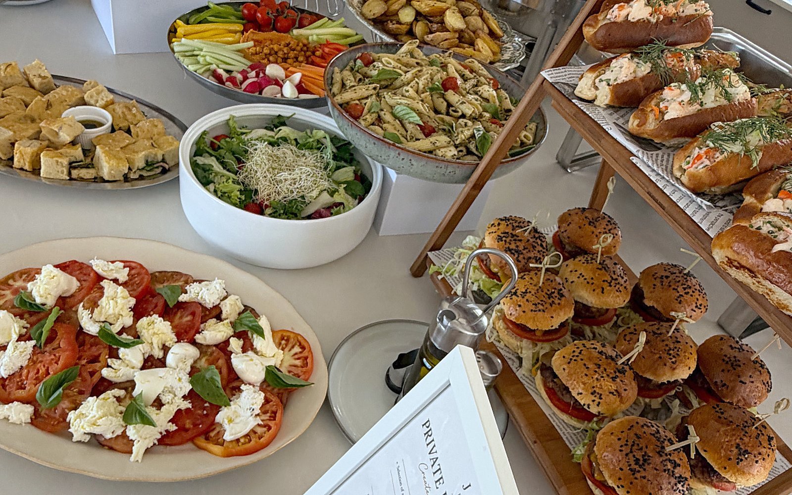 Salads, caprese and sliders for a sharing lunch in Ferragudo